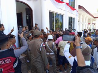 Desak Pembongkaran Tembok Penghalang Jalan, Warga Gang Setia Geruduk Kantor Bupati Asahan