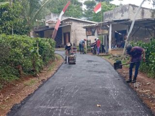 Tingkatkan Kualitas Infrastruktur, Pemdes Nangewer Realisasikan Pembangunan Jalan Desa Hotmix