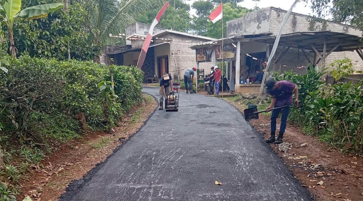 Tingkatkan Kualitas Infrastruktur, Pemdes Nangewer Realisasikan Pembangunan Jalan Desa Hotmix