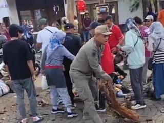 Tragedi di Acara Jalan Santai Bangkalan, Dahan Pohon Tumbang, Satu Orang Meninggal Dunia