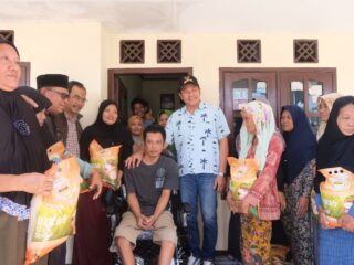 Bupati Sidoarjo Serahkan Bantuan Kursi Roda untuk Penyandang Disabilitas