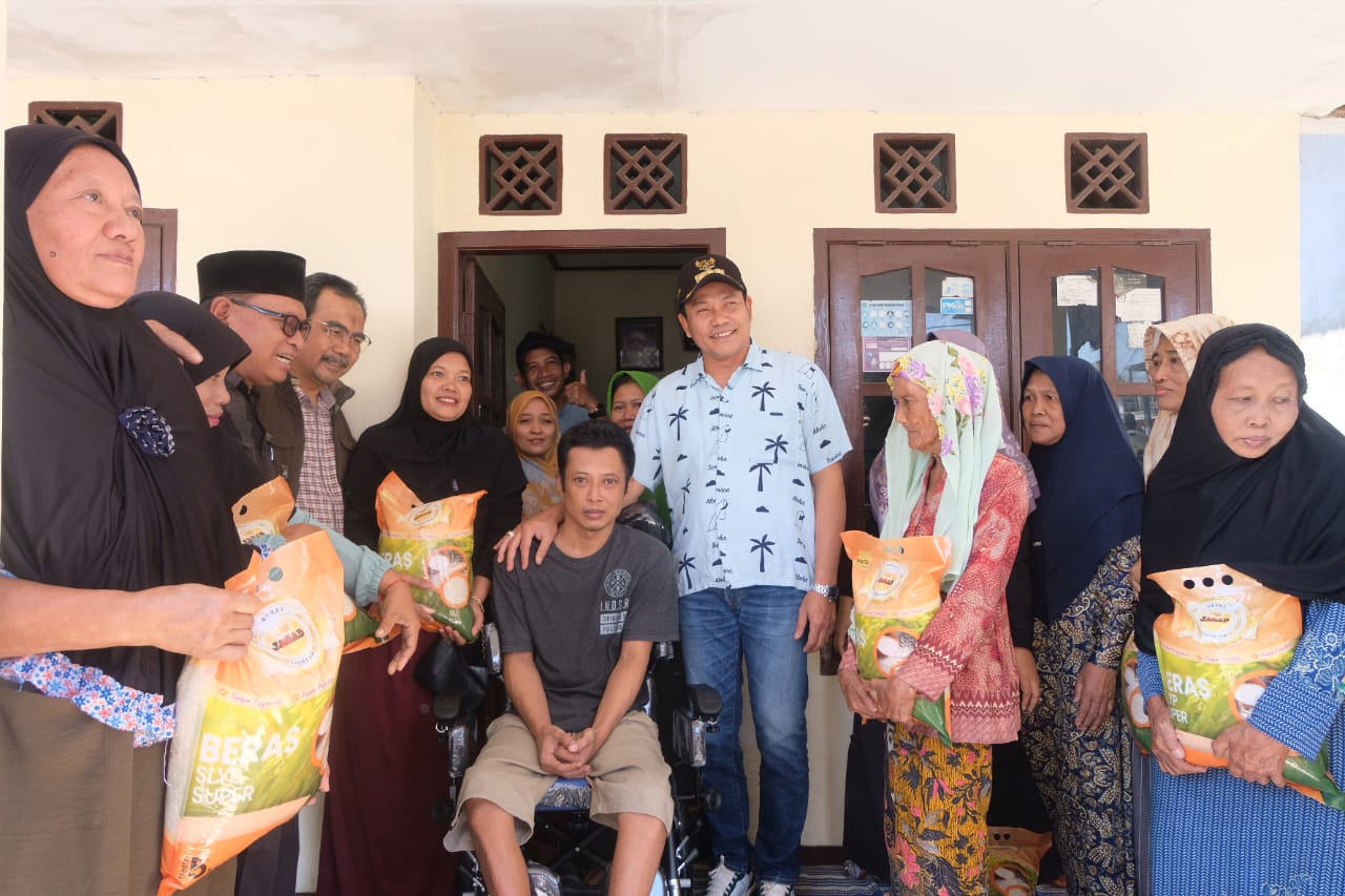 Bupati Sidoarjo Serahkan Bantuan Kursi Roda untuk Penyandang Disabilitas