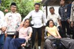 Bupati Sidoarjo Serahkan Dua Kursi Roda untuk Kakak Beradik Difabel