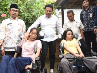 Bupati Sidoarjo Serahkan Dua Kursi Roda untuk Kakak Beradik Difabel