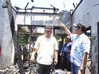 Bupati Sidoarjo Subandi Tinjau Rumah Warga Korban Kebakaran