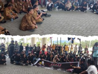 Duduk Bersila Di Pelataran Depan Kantor Bupati Bolmong Utara SJL MAP Terima Aspirasi Barisan Aksi Kerakyatan (BAKAR)