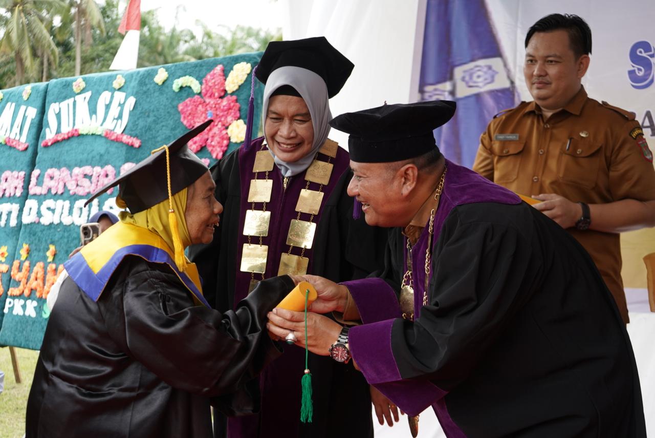 Wakil Bupati Asahan Pimpin Prosesi Wisuda Sekolah Lansia Sehati