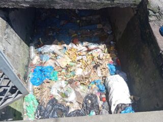 Tumpukan Sampah Disepanjang Parit Pajak Panglima Polem Kisaran Berpotensi Menyebabkan Banjir