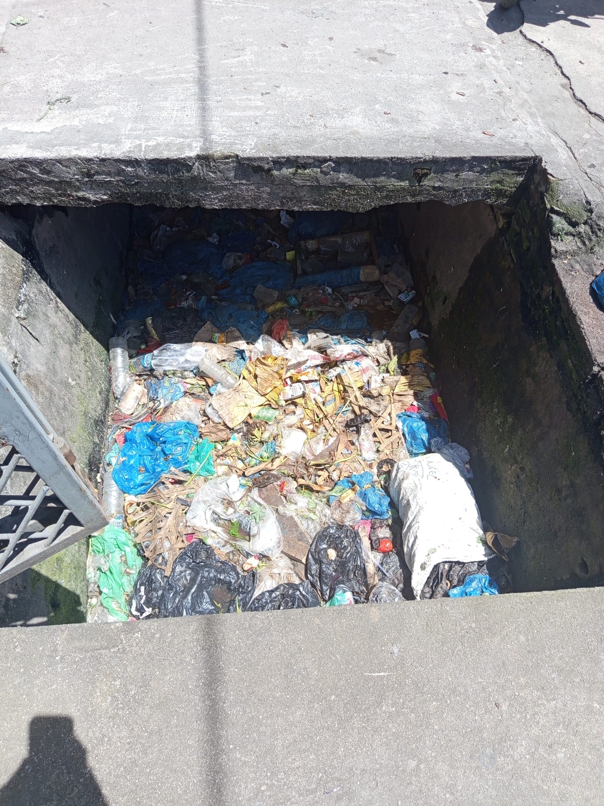 Tumpukan Sampah Disepanjang Parit Pajak Panglima Polem Kisaran Berpotensi Menyebabkan Banjir