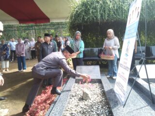 Rangkaian HUT Provinsi ke-61: Pj Sekprov Ziarah ke Makam Mantan Wagub Sulut Abdullah Mokoginta
