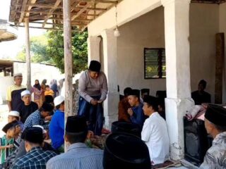 Tradisi Rebutan Uang dan Buah Warnai Peringatan Maulid Nabi di Bangkalan