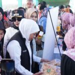 Wakil Bupati Sidoarjo Dampingi Gubernur Jatim Tinjau Pasar Murah di Taman