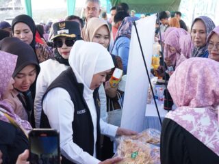 Wakil Bupati Sidoarjo Dampingi Gubernur Jatim Tinjau Pasar Murah di Taman