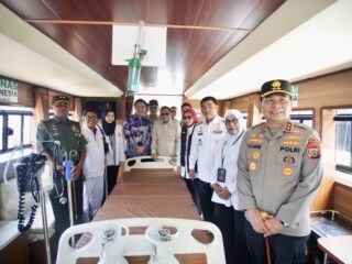 Warga Kepulauan Terima Bantuan Kapal Klinik, Gubernur YSK: Bukti Nyata Kehadiran Negara hingga ke Pelosok