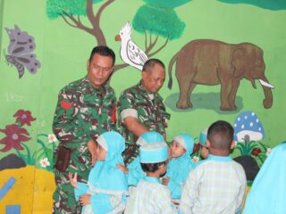 Anak TK Dharma Wanita Persatuan Kedondong Belajar Cinta Tanah Air Bersama TNI