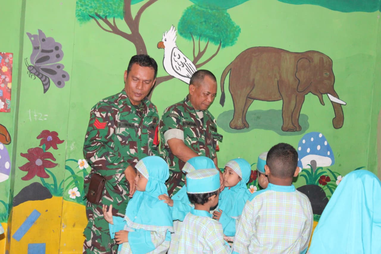 Anak TK Dharma Wanita Persatuan Kedondong Belajar Cinta Tanah Air Bersama TNI