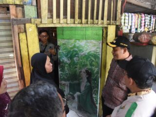 Bupati Sidoarjo Bantu Mujiana, Warga yang Empat Tahun Tinggal di Bawah Jembatan Trosobo