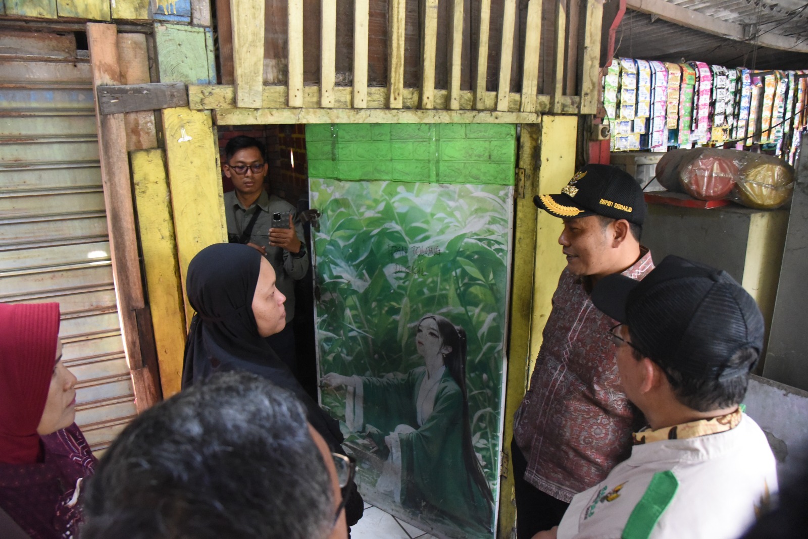 Bupati Sidoarjo Bantu Mujiana, Warga yang Empat Tahun Tinggal di Bawah Jembatan Trosobo