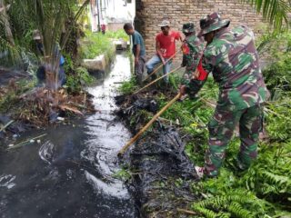 Babinsa Koramil 06/Kisaran Bersama Warga Laksanakan Gotong Royong Bersihkan Saluran Air