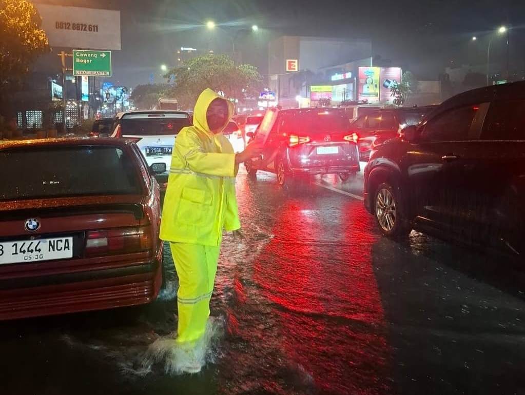 Hujan Deras Guyur Depok, Jalan Margonda Terendam, Polisi Turun Atur Lalu Lintas