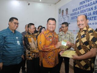 Pemkab Asahan Bersama BPJS Ketenagakerjaan Serahkan 4.900 Kartu BPJS Kepada Pekerja Rentan di Asahan
