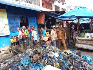 Sekretaris Camat Kota Kisaran Barat Tinjau Pembersihan Aliran Parit di Pajak Panglima Polem 
