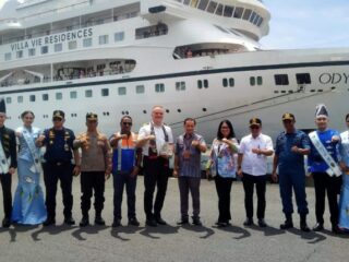 Kapal Pesiar Asal Bahamas MS Odyssey Disambut Meriah di Pelabuhan Samudera Bitung