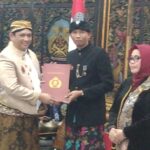 Kepala Dispora Bangkalan Terima Gelar Kehormatan KRT Dirjo Wicaksono