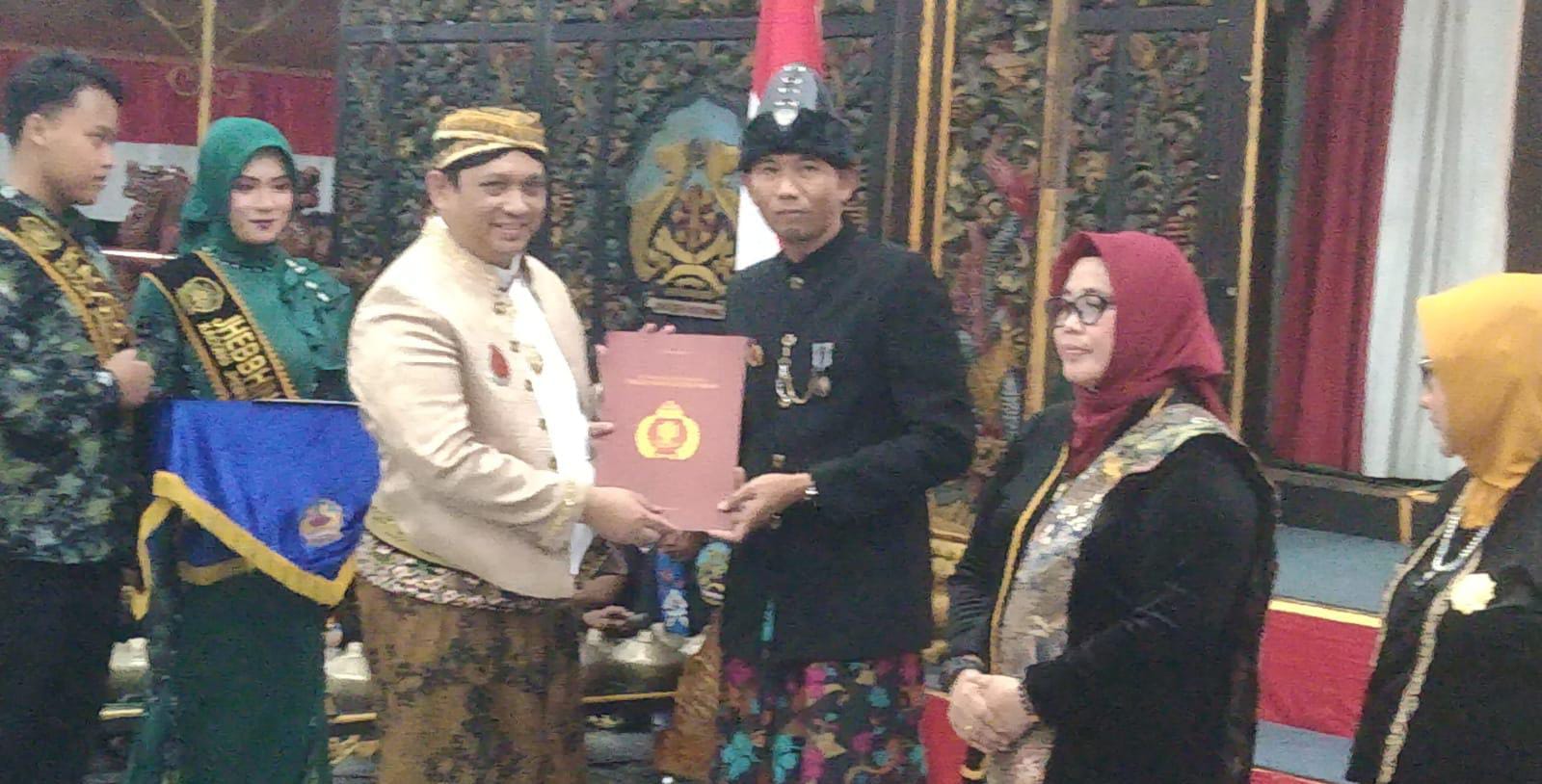 Kepala Dispora Bangkalan Terima Gelar Kehormatan KRT Dirjo Wicaksono