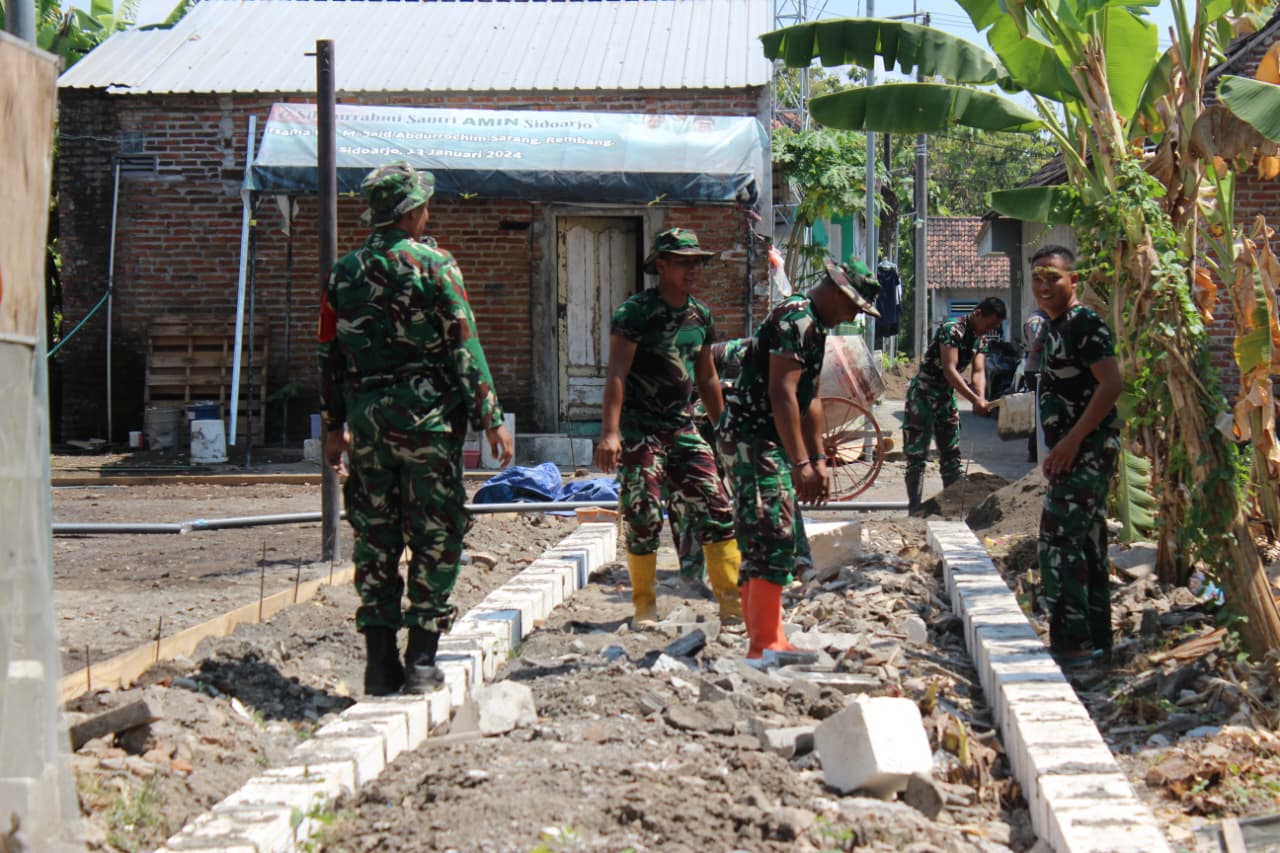 Perbaiki Jalan Desa Kedondong, Satgas TMMD ke-126 Kodim 0816 Tuai Apresiasi Warga