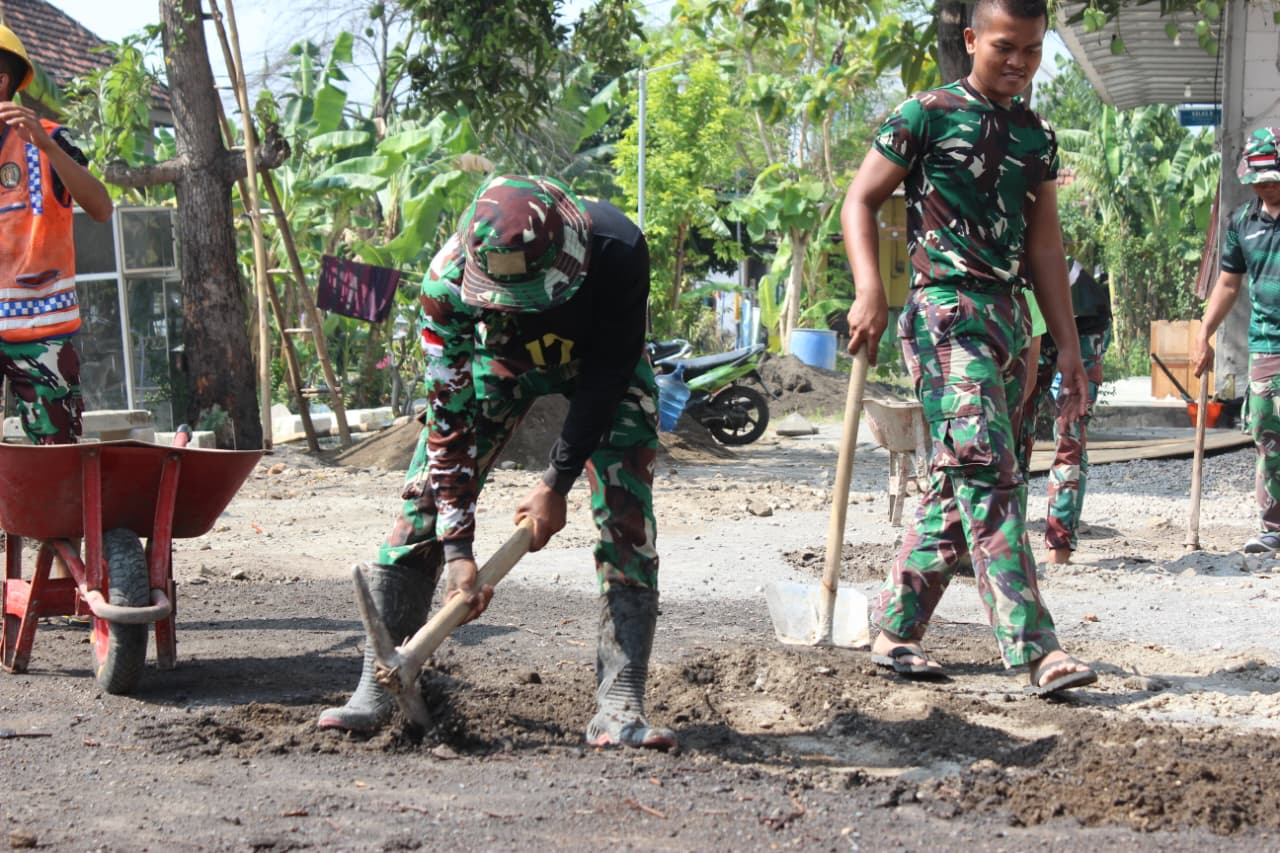 TMMD ke-126 Bangun Lapangan Voli di Pesantren Torriqussalam Sidoarjo