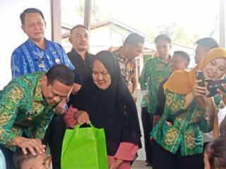 Wali Kota Weny Gaib Salurkan Bantuan untuk Balita Stunting dan Warga Miskin Ekstrem
