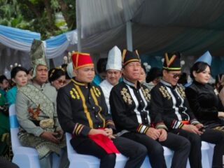 Wali Kota dan Wakil Wali Kota Kotamobagu Tampil Memukau dengan Busana Adat Mongondow di HUT ke-61 Provinsi Sulut