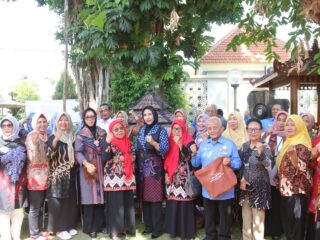 Wujudkan Lansia Produktif, Wakil Bupati Sidoarjo Gelar Pelatihan Sulam Pita
