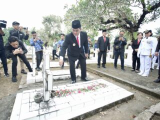 Gubernur Yulius Pimpin Ziarah Hari Pahlawan di TMP Kairagi