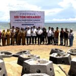 PHE WMO Tanam 120 Ton Hexa Reef di Pantai Pasir Putih Tlangoh