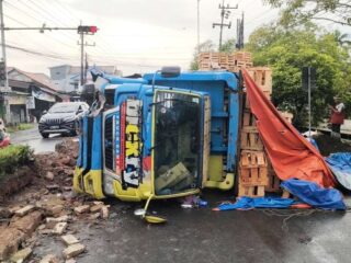Truk Pengangkut Kayu Terguling di Simpang Tiga Junok, Arus Lalin Sempat Tersendat