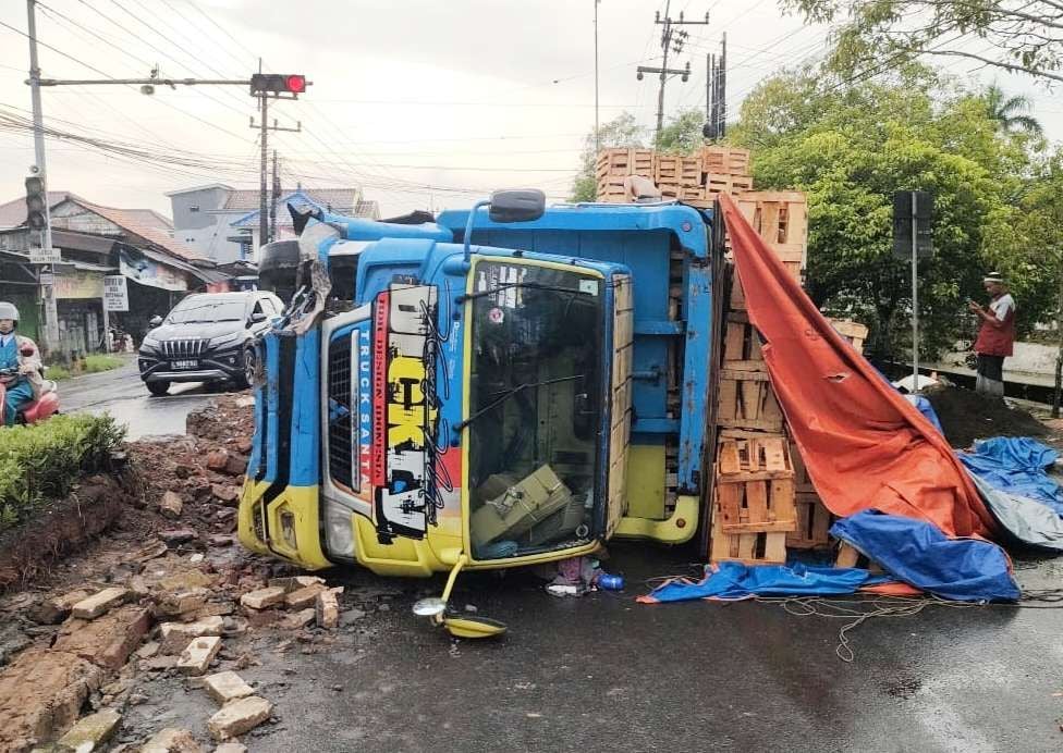 Truk Pengangkut Kayu Terguling di Simpang Tiga Junok, Arus Lalin Sempat Tersendat