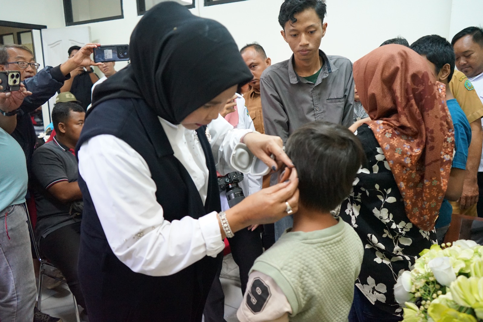 Wabup Sidoarjo Serahkan Alat Bantu Dengar kepada 27 Penerima Manfaat Tuna Rungu