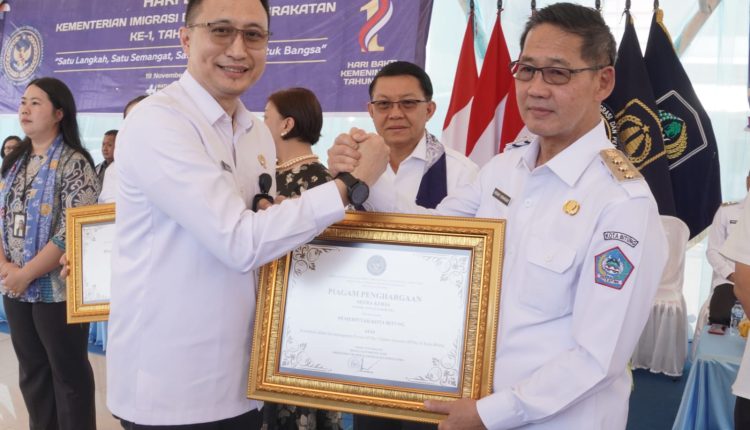 Wali Kota Bitung Terima Penghargaan Nasional Penanganan Person of the Filipino Descents