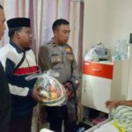 Wujud Kepedulian, Humas Polres Bangkalan Jenguk Wartawan Sakit di RSUD Syamrabu