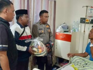 Wujud Kepedulian, Humas Polres Bangkalan Jenguk Wartawan Sakit di RSUD Syamrabu
