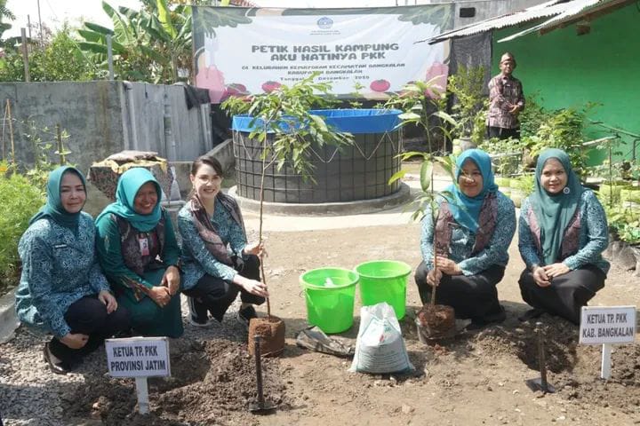 Arumi Bachsin Buka Kegiatan Petik Hasil Kampung Aku Hatinya PKK