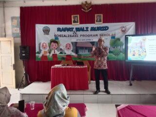 Ayah Ambil Rapor Siswa UPTD SDN Jambu 2 Burneh, Bangun Ikatan Emosional Anak