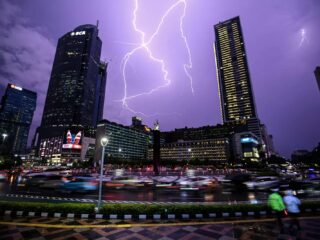 BMKG Peringatkan Cuaca Ekstrem Jabodetabek Awal Desember 2025, Warga Diminta Siaga