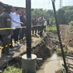 Bupati Sidoarjo Tinjau Longsoran Bantaran Sungai di Desa Temu, Instruksikan Penanganan Cepat