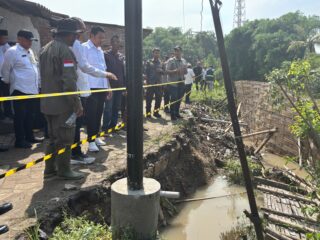 Bupati Sidoarjo Tinjau Longsoran Bantaran Sungai di Desa Temu, Instruksikan Penanganan Cepat