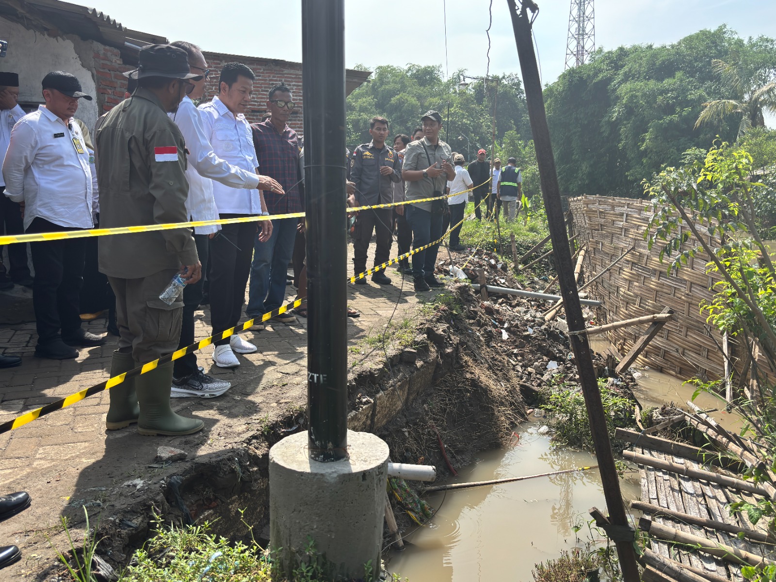 Bupati Sidoarjo Tinjau Longsoran Bantaran Sungai di Desa Temu, Instruksikan Penanganan Cepat