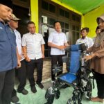 Haru Ibu di Prambon, Bupati Sidoarjo Antar Kursi Roda untuk Naysha