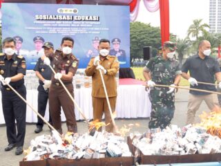 Pemkab Gresik Musnahkan 9,8 Juta Batang Rokok Ilegal